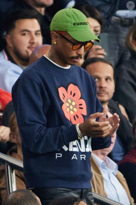 Pharrell Williams - Tribunes lors du match de football Ligue 1 Uber Eats opposant le PSG à l'OM (4-0) au Parc des Princes. Paris, le 24 septembre 2023. © Cyril Moreau/Bestimage