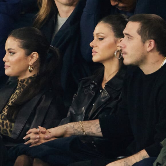 Le ballon rond a définitivement l'art de réunir tout le monde...
Selena Gomez, Brooklyn Beckham et sa femme Nicola Peltz - Tribunes lors du match de football Ligue 1 Uber Eats opposant le PSG à l'OM (4-0) au Parc des Princes. Paris, le 24 septembre 2023. © Cyril Moreau/Bestimage