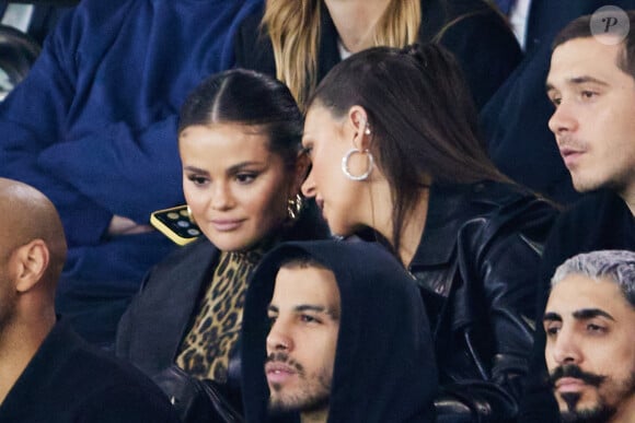 Selena Gomez et Nicola Peltz et son mari Brooklyn Beckham - Tribunes lors du match de football Ligue 1 Uber Eats opposant le PSG à l'OM (4-0) au Parc des Princes. Paris, le 24 septembre 2023. © Cyril Moreau/Bestimage