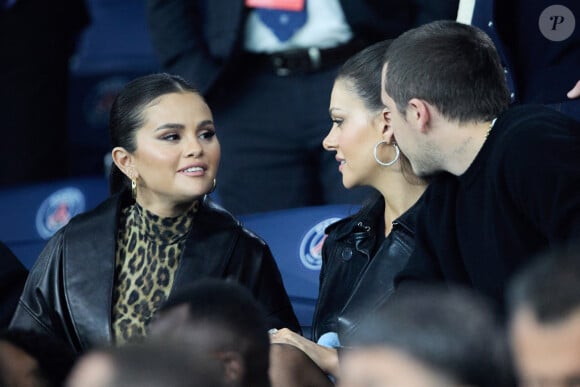 Selena Gomez, Brooklyn Beckham et sa femme Nicola Peltz - Tribunes lors du match de football Ligue 1 Uber Eats opposant le PSG à l'OM (4-0) au Parc des Princes. Paris, le 24 septembre 2023. © Cyril Moreau/Bestimage