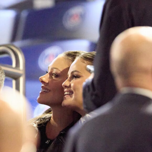 Selena Gomez, Brooklyn Beckham et sa femme Nicola Peltz - Tribunes lors du match de football Ligue 1 Uber Eats opposant le PSG à l'OM (4-0) au Parc des Princes. Paris, le 24 septembre 2023. © Cyril Moreau/Bestimage