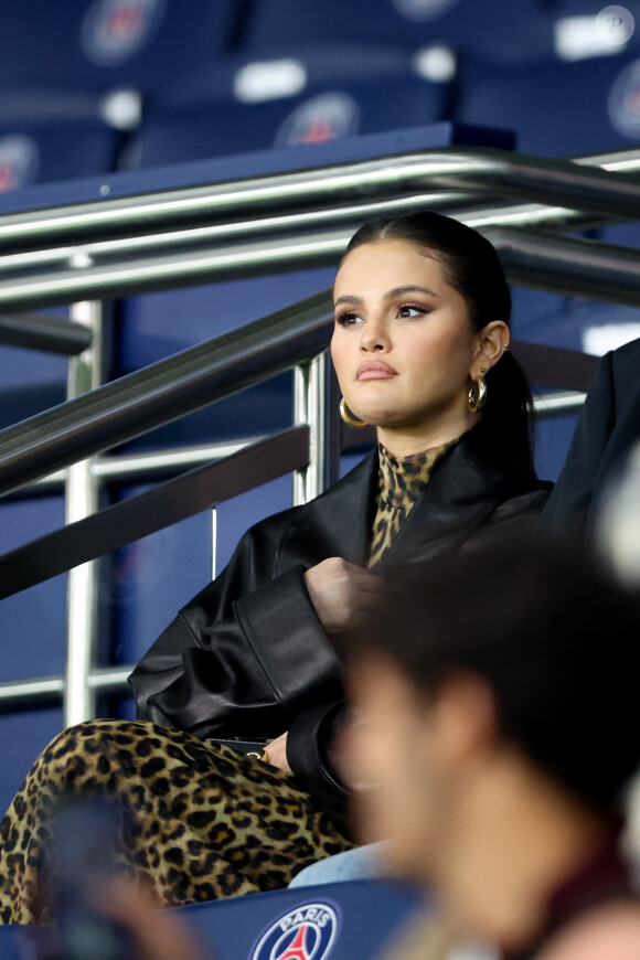 Selena Gomez - Tribunes lors du match de football Ligue 1 Uber Eats opposant le PSG à l'OM (4-0) au Parc des Princes. Paris, le 24 septembre 2023. © Cyril Moreau/Bestimage