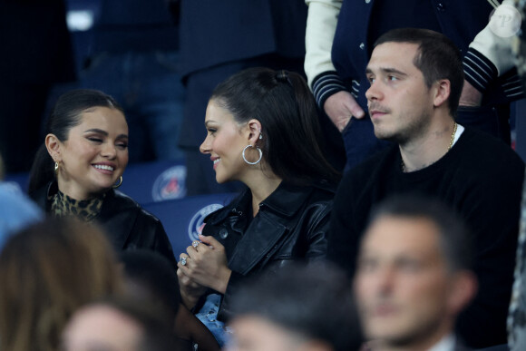 Selena Gomez, Nicola Peltz et son mari Brooklyn Beckham - Tribunes lors du match de football Ligue 1 Uber Eats opposant le PSG à l'OM (4-0) au Parc des Princes. Paris, le 24 septembre 2023. © Cyril Moreau/Bestimage