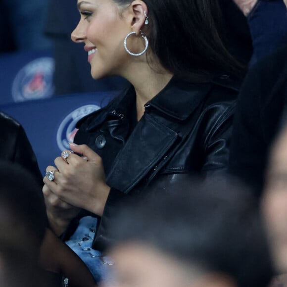 Selena Gomez, Nicola Peltz et son mari Brooklyn Beckham - Tribunes lors du match de football Ligue 1 Uber Eats opposant le PSG à l'OM (4-0) au Parc des Princes. Paris, le 24 septembre 2023. © Cyril Moreau/Bestimage