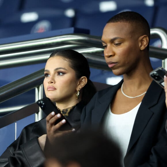 Selena Gomez - Tribunes lors du match de football Ligue 1 Uber Eats opposant le PSG à l'OM (4-0) au Parc des Princes. Paris, le 24 septembre 2023. © Cyril Moreau/Bestimage