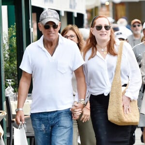 L'occasion de s'intéresser à son histoire avec Patti Scialfa, aujourd'hui mariée à "The Boss".
Bruce Springsteen et sa femme Patti Scialfa passent leurs vacances avec Steven Spielberg et sa femme Kate Capshaw à Portofino le 1er octobre 2019. 