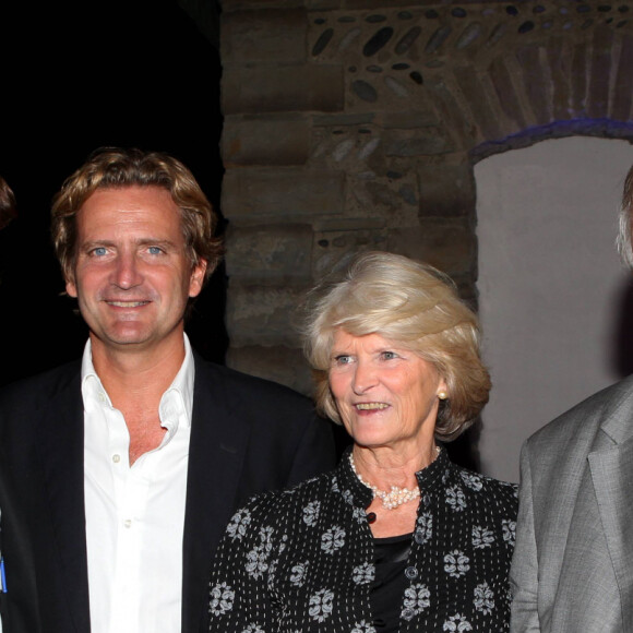 Son père Jean-Michel Beigbeder est mort à 85 ans
Frédéric Beigbeder, son frère Charles et leurs parents Marie-Christine et Jean-Michel - La villa Navarre, ancienne maison familiale de la famille Beigbeder, a été reprise grâce à l'association de trois hommes, Boris Diaw, Stéphane Carella et Frédéric Beigbeder qui revient ainsi sur les lieux de sa jeunesse, devenus un hôtel-restaurant. Les nouveaux repreneurs ont organisé une grande soirée pour l'inauguration. Le 23 septembre 2011 à Pau.