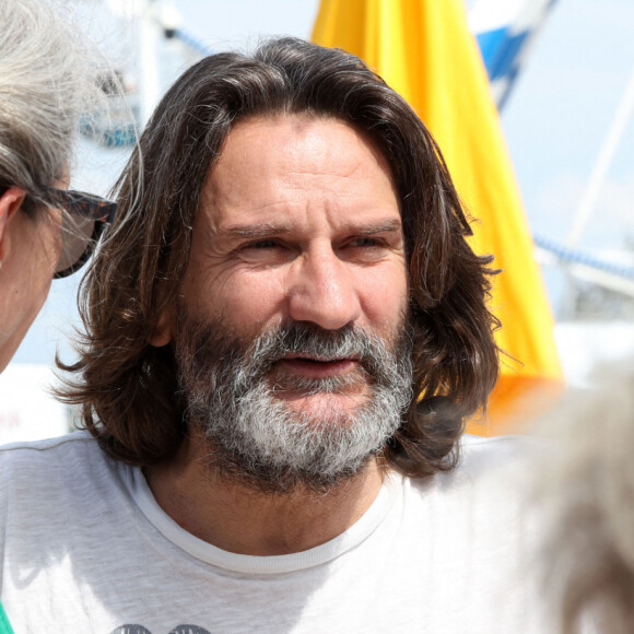 Exclusif - Frédéric Beigbeder pour la signature de son livre "Conféssions d'un hétérosexuel légèrement dépassé" le 6 mai 2023 à Arcachon, lors du Rendez vous littéraire "La plage aux écrivains". © Jean-Marc Lhomer / Bestimage 