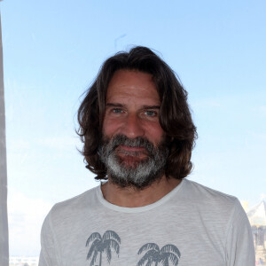 Exclusif - Frédéric Beigbeder pour la signature de son livre "Conféssions d'un hétérosexuel légèrement dépassé" le 6 mai 2023 à Arcachon, lors du Rendez vous littéraire "La plage aux écrivains". © Jean-Marc Lhomer / Bestimage 