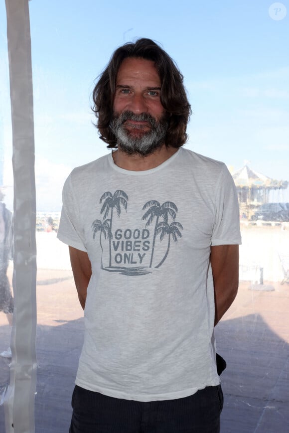 Exclusif - Frédéric Beigbeder pour la signature de son livre "Conféssions d'un hétérosexuel légèrement dépassé" le 6 mai 2023 à Arcachon, lors du Rendez vous littéraire "La plage aux écrivains". © Jean-Marc Lhomer / Bestimage 