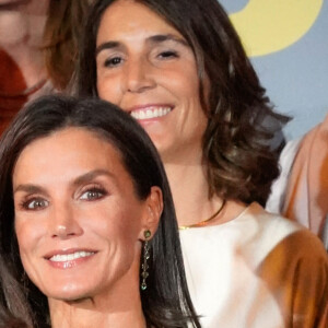 Même sublime dans une tenue à la portée de toutes les bourses (la robe coûte moins de 50 euros) 
La reine Letizia d'Espagne lors de la présetation du prix "Retina Eco Awards 2023" à la Royal Tapestry Factory, le 25 septembre 2023 à Madrid en Espagne. Les "Retina Eco Awards 2023" sont organisés par PRISA Media en collaboration avec Capgemini et récompensent les plus grands projets pour leur innovation, leur impact et leur vialibité dans le combat contre les changements climatiques et environnementaux, en relation avec les principaux objectifs des Nations Unies dans le domaine du développement durable.