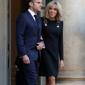le président Emmanuel Macron et sa femme Brigitte Macron - Le président de la République et sa femme ont reçu le roi et la reine consort au palais de l'Elysée à Paris le 21 septembre 2023. © Stéphane Lemouton / Bestimage 