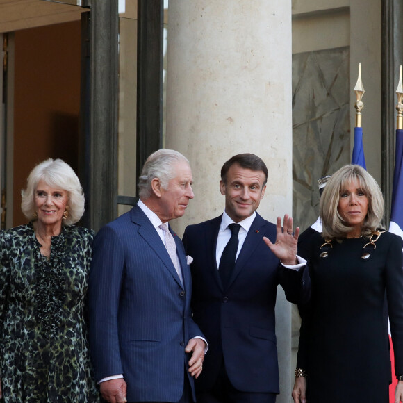 La proximité de Charles III et Emmanuel Macron ne faisaient aucun doute, celle de leurs épouses non plus
Le président Emmanuel Macron, Brigitte Macron, Le roi Charles III d'Angleterre, Camilla Parker Bowles, reine consort d'Angleterre - Le président de la République et sa femme ont reçu le roi et la reine consort au palais de l'Elysée à Paris le 21 septembre 2023. © Stéphane Lemouton / Bestimage 