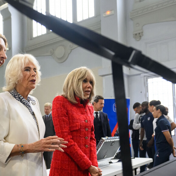 Autre preuve de cette solide amitié : l'aide de Brigitte Macron apportée à Camilla avec sa tenue lors du dîner d'Etat
Le roi Charles III d'Angleterre et Camilla Parker Bowles, reine consort d'Angleterre, accompagnés de la première dame, Brigitte Macron, visitent une association sportive à Saint-Denis, le 21 septembre 2023. Camilla Parker Bowles, reine consort d'Angleterre, et Brigitte Macron ont joué au ping pong à cette occasion. Le couple royal britannique est en visite en France du 20 au 22 septembre 2023. © Eric Tscharn/Pool/Bestimage