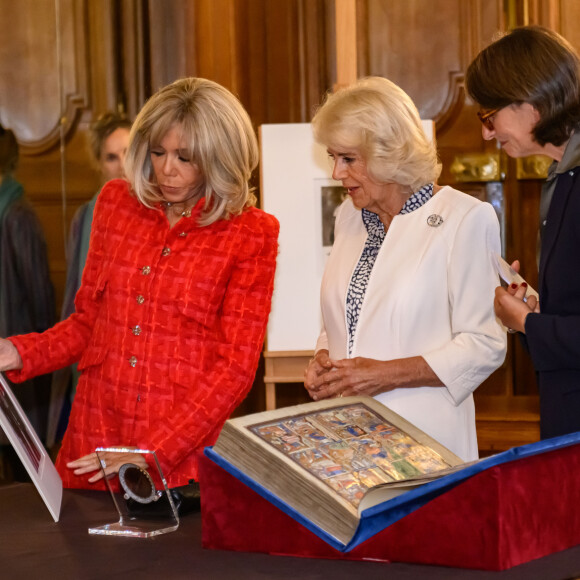 "Paris Match" a même dévoilé un de leurs nombreux fous rires 
La Première Dame Brigitte Macron, Laurence Engel, présidente de la Bibliothèque nationale de France et Camilla Parker Bowles, reine consort d'Angleterre, à la Bibliothèque Nationale de France (BNF) pour le lancement d'un prix littéraire franco-britannique à Paris, France, le 21 septembre 2023. © Eric Tschaen/Pool/Bestimage