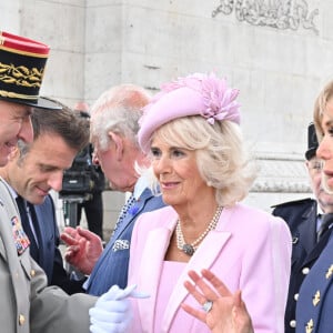 Le roi Charles III d'Angleterre et la reine consort Camilla Parker Bowles, le président français Emmanuel Macron et sa femme Brigitte Macron lors de la cérémonie du ravivage de la Flamme à l'Arc de Triomphe à Paris, le 20 septembre 2023. Le couple royal britannique est en visite en France du 20 au 22 septembre 2023. © Jacques Witt / Pool / Bestimage 