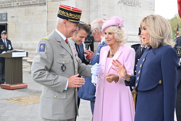 Le roi Charles III d'Angleterre et la reine consort Camilla Parker Bowles, le président français Emmanuel Macron et sa femme Brigitte Macron lors de la cérémonie du ravivage de la Flamme à l'Arc de Triomphe à Paris, le 20 septembre 2023. Le couple royal britannique est en visite en France du 20 au 22 septembre 2023. © Jacques Witt / Pool / Bestimage 