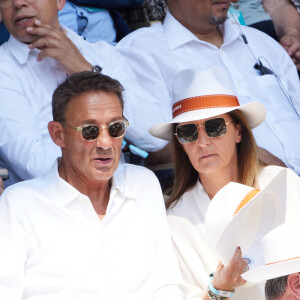 En effet, il a souhaité commenter la mort de Lisa, 3 ans.
Julien Courbet et sa femme Catherine en tribunes lors des Internationaux de France de tennis de Roland Garros 2023, à Paris, France, le 6 juin 2023. © Jacovides-Moreau/Bestimage 