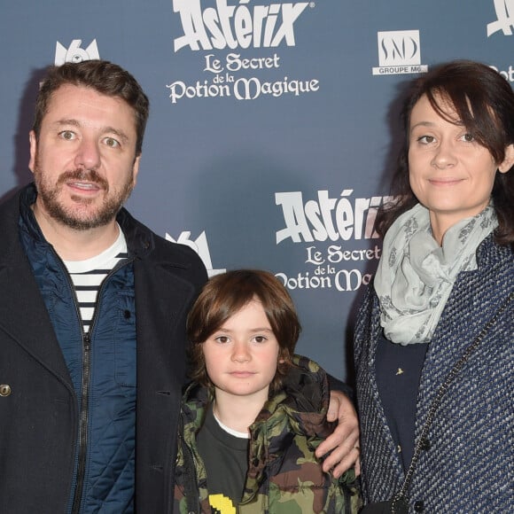 "Mon mari travaille à 3 heures du matin et en passant devant chez Bruno Guillon, il a surpris une grosse Audi ou Mercedes, sombre, remonter la rue en marche arrière. Il a trouvé ça bizarre"
Bruno Guillon et sa femme Marion avec leur fils Anatole - Avant-première du film "Astérix : Le Secret de la potion magique" au cinéma UGC Normandie à Paris, le 2 décembre 2018. © Coadic Guirec/Bestimage