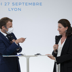 Mais elle explique désormais qu'elle n'a pas été écoutée.
Le président de la République française, Emmanuel Macron et Agnès Buzyn lors la cérémonie d'installation de l'académie de l'Organisation mondiale de la santé à Lyon, France, le 27 septembre 2021. © Bondy/Pool/Bestimage 
