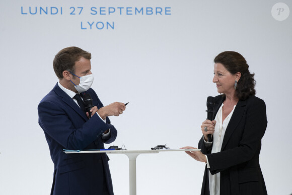 Mais elle explique désormais qu'elle n'a pas été écoutée.
Le président de la République française, Emmanuel Macron et Agnès Buzyn lors la cérémonie d'installation de l'académie de l'Organisation mondiale de la santé à Lyon, France, le 27 septembre 2021. © Bondy/Pool/Bestimage 