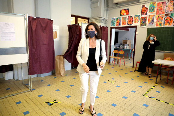 Agnès Buzyn, candidate LREM à la mairie de Paris a voté pour le second tour des éléctions municipales à l'école élémentaire de la rue Saint Jacques dans le 5ème arrondissement de Paris, le 28 Juin 2020. © Dominique Jacovides/Bestimage