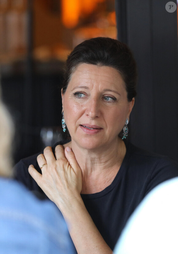 Exclusif - Dernier jour de campagne pour Agnès Buzyn, candidate LREM à la mairie de Paris. Sa journée a débuté par un petit déjeuner avec les têtes de listes, avant de rencontrer des parents d'élèves du 17ème arrondissement, en compagnie de Stanislas Guerini. S'en est suivi un déjeuner avec les colistiers du 17ème arrondissement dans un restaurant de l'avenue Niel. Paris, le 26 Juin 2020 © Dominique Jacovides / Bestimage 