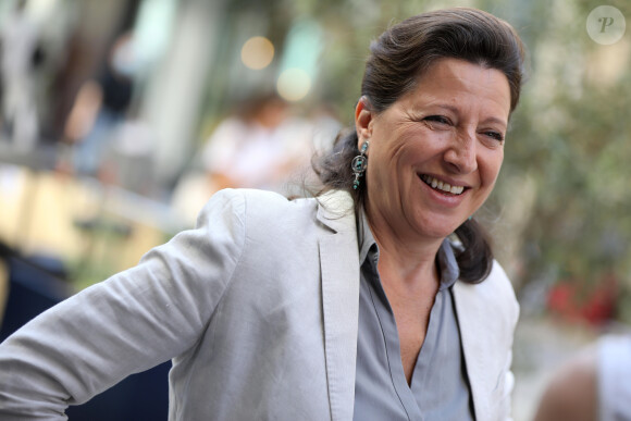 Agnès Buzyn, candidate LREM à la mairie de Paris a échangé avec des représentants de plusieurs associations et collectifs (SOS Homophobie, Inter LGBT, APGL) avant de se rendre dans le 10ème arrondissement à la rencontre de membres du collectif des riverains du boulevard de Srasbourg à Paris, le 23 Juin 2020. © Dominique Jacovides / Bestimage 