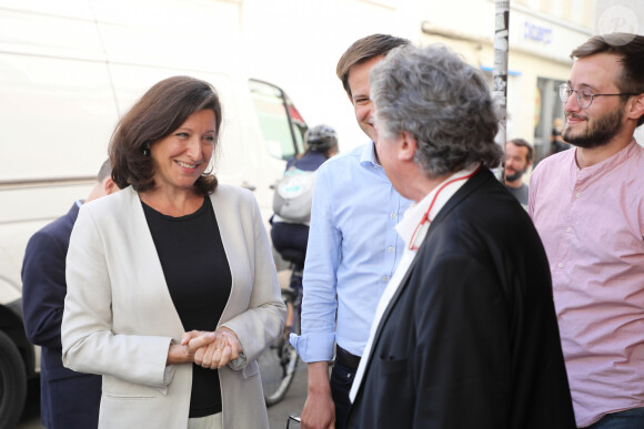 Exclusif - Agnès Buzyn, candidate à la mairie de Paris, rencontre des riverains et des commerçants rue Lepic avec Pierre-Yves Bournazel, tête de liste du 18ème arrondissement de Paris le 22 juin 2020. 