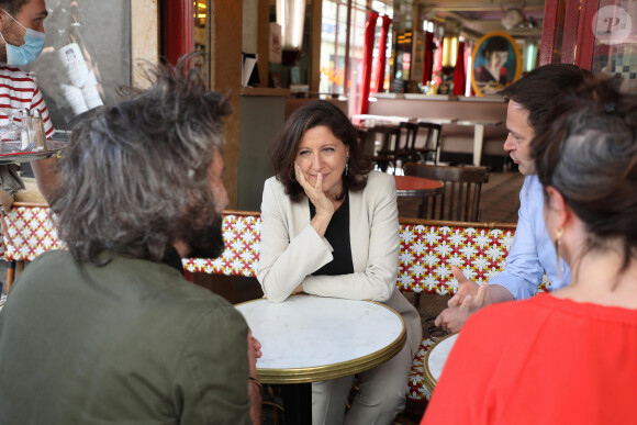 Exclusif - Agnès Buzyn, candidate à la mairie de Paris, rencontre des riverains et des commerçants rue Lepic avec Pierre-Yves Bournazel, tête de liste du 18ème arrondissement de Paris le 22 juin 2020. 