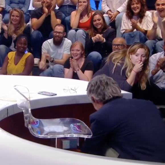 Yann Barthès se joue de la peur autour des punaises de lit dans "Quotidien", TMC