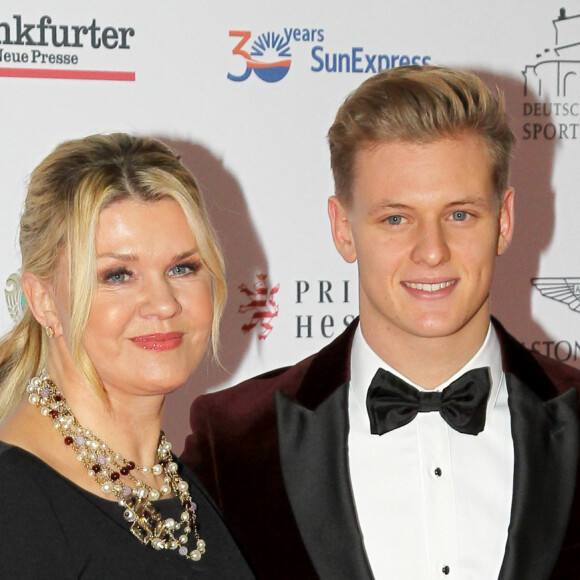 Corinna Betsch Schumacher et son fils Mick assistent à la soirée de gala du bal allemand de la presse sportive de Francfort , le 9 novembre 2019.