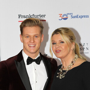 Corinna Betsch Schumacher et son fils Mick assistent à la soirée de gala du bal allemand de la presse sportive de Francfort , le 9 novembre 2019.