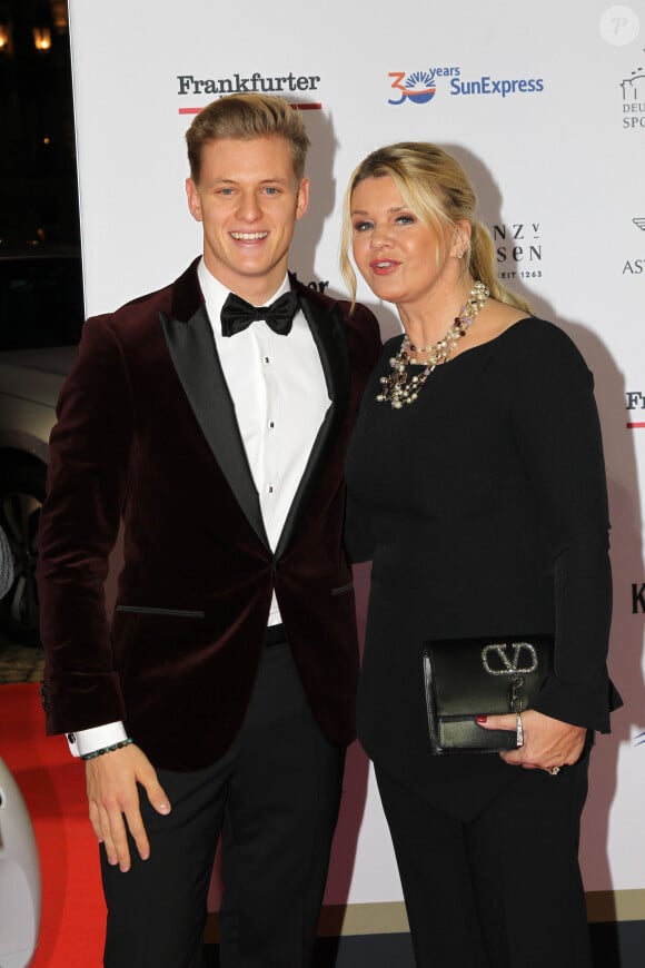 Corinna Betsch Schumacher et son fils Mick assistent à la soirée de gala du bal allemand de la presse sportive de Francfort , le 9 novembre 2019.