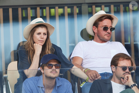 Benjamin Castaldi et sa femme Aurore Aleman en tribunes lors des Internationaux de France de tennis de Roland Garros 2023, à Paris, France, le 9 juin 2023. © Jacovides-Moreau/Bestimage