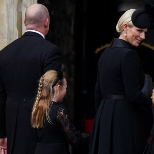 Mike et Zara Tindall - Procession pédestre des membres de la famille royale depuis la grande cour du château de Windsor (le Quadrangle) jusqu'à la Chapelle Saint-Georges, où se tiendra la cérémonie funèbre des funérailles d'Etat de reine Elizabeth II d'Angleterre. Windsor, le 19 septembre 2022 