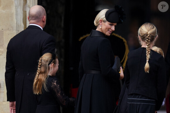Mike et Zara Tindall - Procession pédestre des membres de la famille royale depuis la grande cour du château de Windsor (le Quadrangle) jusqu'à la Chapelle Saint-Georges, où se tiendra la cérémonie funèbre des funérailles d'Etat de reine Elizabeth II d'Angleterre. Windsor, le 19 septembre 2022 