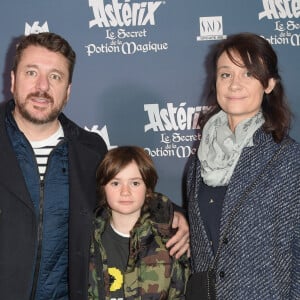 Une terrible mésaventure qu'il n'est pas près d'oublier.
Bruno Guillon et sa femme Marion avec leur fils Anatole - Avant-première du film "Astérix : Le Secret de la potion magique" au cinéma UGC Normandie à Paris © Coadic Guirec/Bestimage