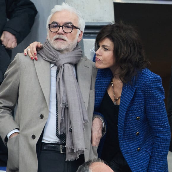 Pascal Praud et sa compagne Catherine dans les tribunes du match de football de la Coupe de France "Nantes vs Toulouse" au Stade de France à Paris. Le 29 avril 2023 © Cyril Moreau / Bestimage