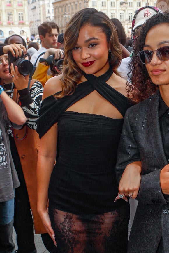 Madison Bailey et sa compagne Mariah Linney - Arrivées au défilé Giambattista Valli prêt à porter femme Printemps/Été 2024 lors de la Fashion Week de Paris (PFW), au Pavillon Vendôme, à Paris, France, le 29 septembre 2023. © Christophe Clovis/Bestimage 