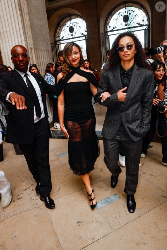 Madison Bailey et sa compagne Mariah Linney - Arrivées au défilé Giambattista Valli prêt à porter femme Printemps/Été 2024 lors de la Fashion Week de Paris (PFW), au Pavillon Vendôme, à Paris, France, le 29 septembre 2023. © Christophe Clovis/Bestimage 