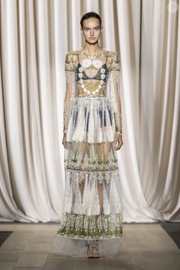 Un mannequin lors du défilé de mode prêt-à-porter Giambattista Valli Printemps/été 2024 lors de la Fashion Week de Paris (PFW), au Pavillon Vendôme, à Paris, France, le 29 septembre 2023. 