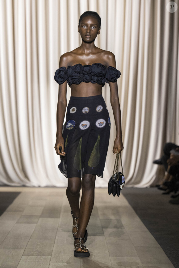 Un mannequin lors du défilé de mode prêt-à-porter Giambattista Valli Printemps/été 2024 lors de la Fashion Week de Paris (PFW), au Pavillon Vendôme, à Paris, France, le 29 septembre 2023. 