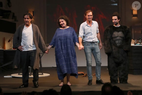 Yvan Attal, Noémie Lvovsky, Sébastien Thiery (Auteur de la pièce) et Paolo Mattei saluent le public - Générale de la Pièce " Vidéo Club " au Théâtre Antoine à Paris. Le 27 Septembre 2023. © Bertrand Rindoff / Bestimage 