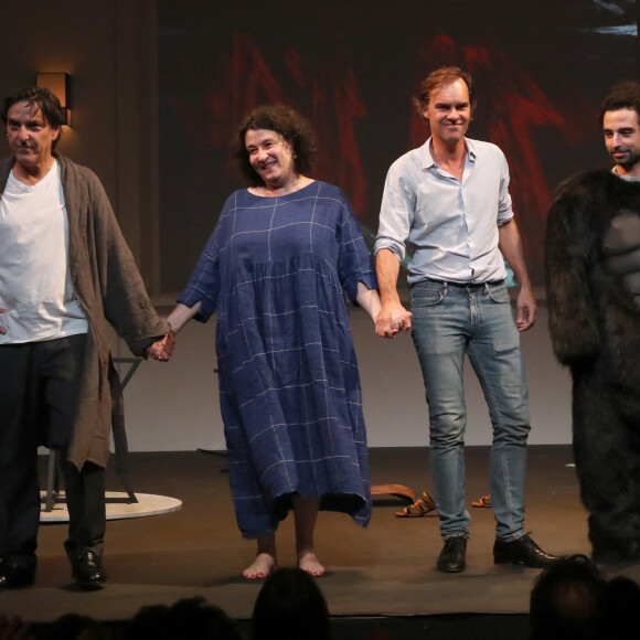 Yvan Attal, Noémie Lvovsky, Sébastien Thiery (Auteur de la pièce) et Paolo Mattei saluent le public - Générale de la Pièce " Vidéo Club " au Théâtre Antoine à Paris. Le 27 Septembre 2023. © Bertrand Rindoff / Bestimage 
