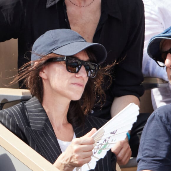 Charlotte Gainsbourg et son compagnon Yvan Attal en tribunes lors des Internationaux de France de tennis de Roland Garros 2023, à Paris, France, le 9 juin 2023. © Jacovides-Moreau/Bestimage