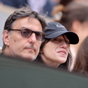 C'est en juillet dernier que le fils aîné de Charlotte Gainsbourg et Yvan Attal, Ben Attal, s'est marié. 
Charlotte Gainsbourg, son compagnon Yvan Attal dans les tribunes lors des Internationaux de France de Tennis de Roland Garros 2022. . © Dominique Jacovides/Bestimage