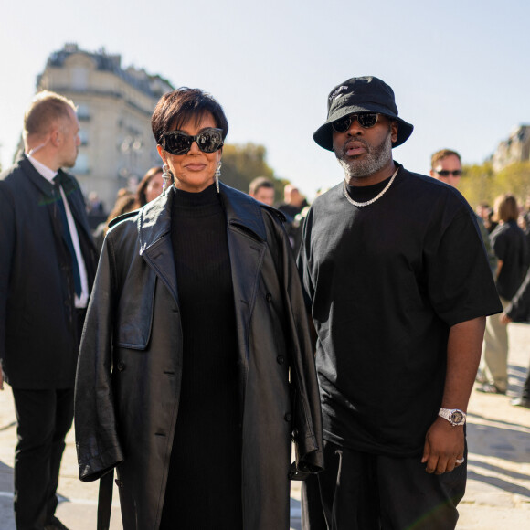 Kris Jenner, quant à elle, avait fait le déplacement avec Corey Gamble, son petit ami.
Kris Jenner et Corey Gamble - Personnalités au défilé Balenciaga prêt à porter printemps / été 2024 lors de la fashion week à Paris le 1er octobre 2023. © Tiziano Da Silva / Pierre Perusseau / Bestimage 