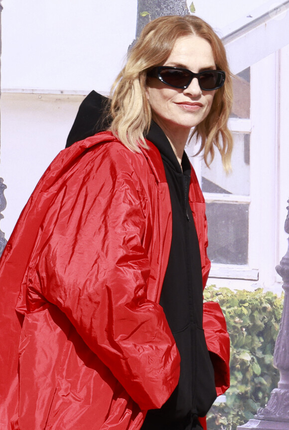 Isabelle Huppert - Les arrivées du défilé BALENCIAGA au dôme des Invalides à Paris dimanche 1er septembre 2023 lors de la Paris Fashion Week, saison printemps-été 2024. 