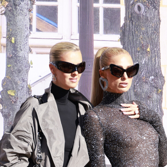 Nicky Hilton, Paris Hilton Les arrivées du défilé BALENCIAGA au dôme des Invalides à Paris dimanche 1er septembre 2023 lors de la Paris Fashion Week, saison printemps-été 2024. 